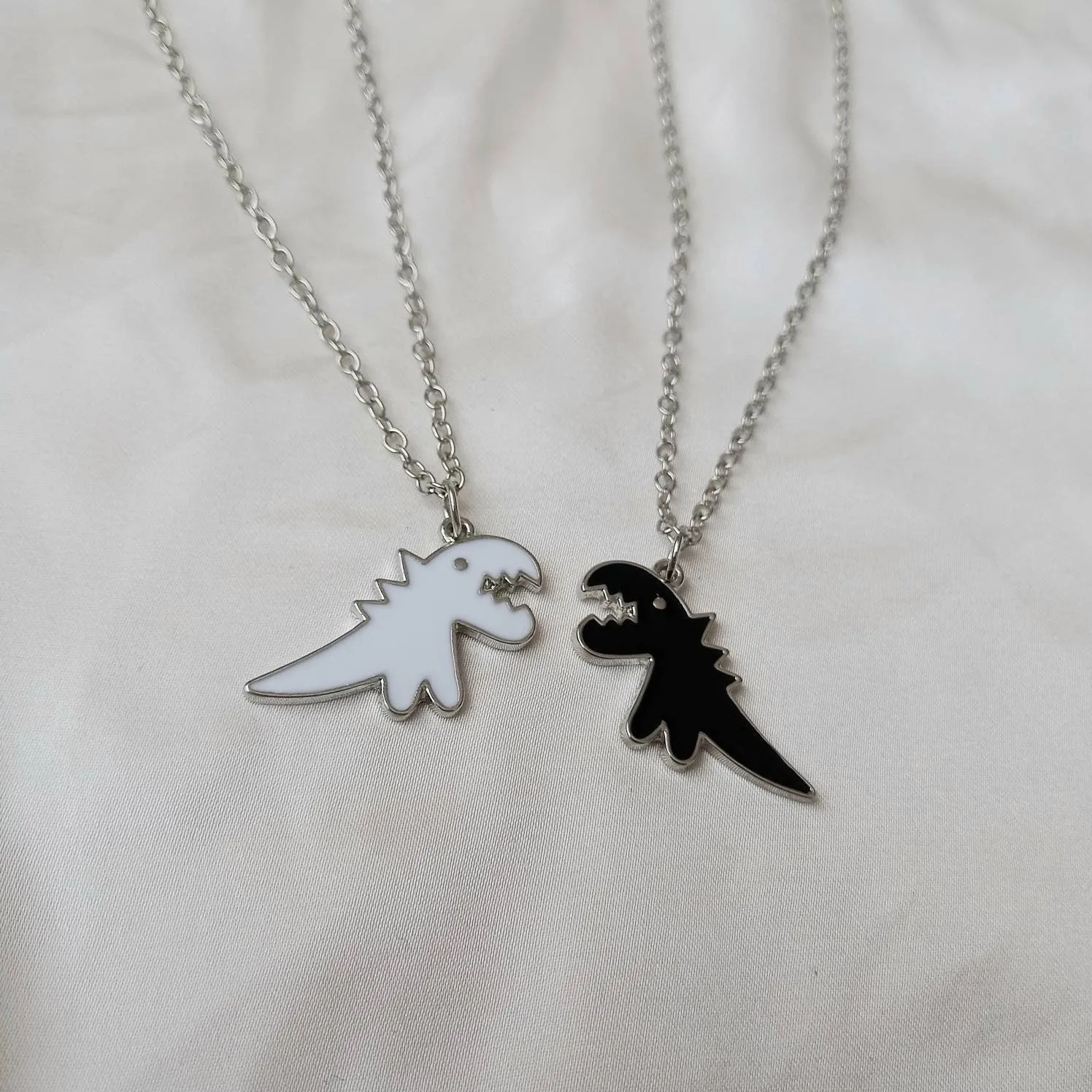 2 Piece Dinosaur Friendship Necklace Set - Bestie Necklace,Matching Necklaces,2 Best Friends Necklace,Novelty Friendship Necklace Set,Gift
