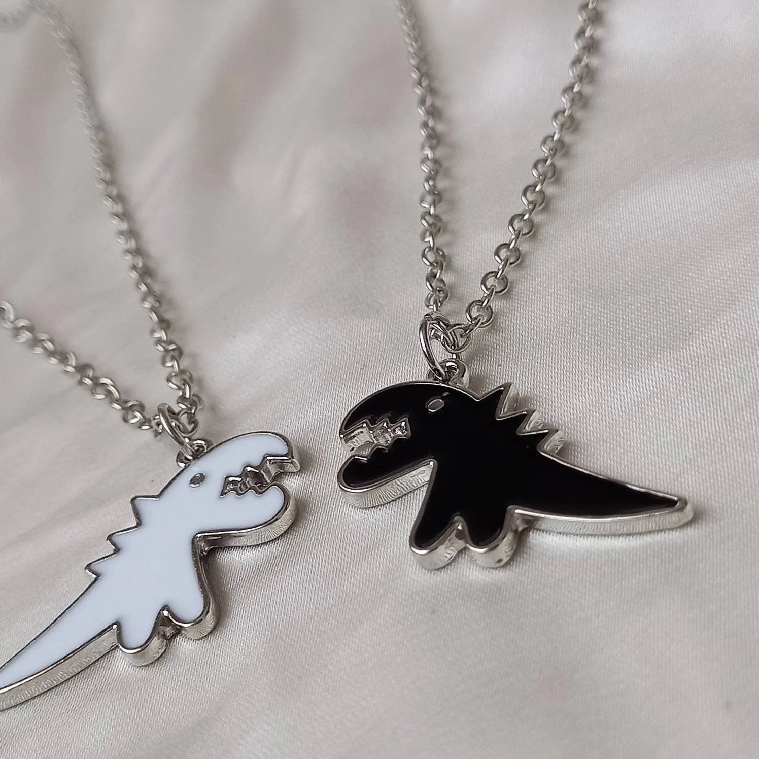 2 Piece Dinosaur Friendship Necklace Set - Bestie Necklace,Matching Necklaces,2 Best Friends Necklace,Novelty Friendship Necklace Set,Gift