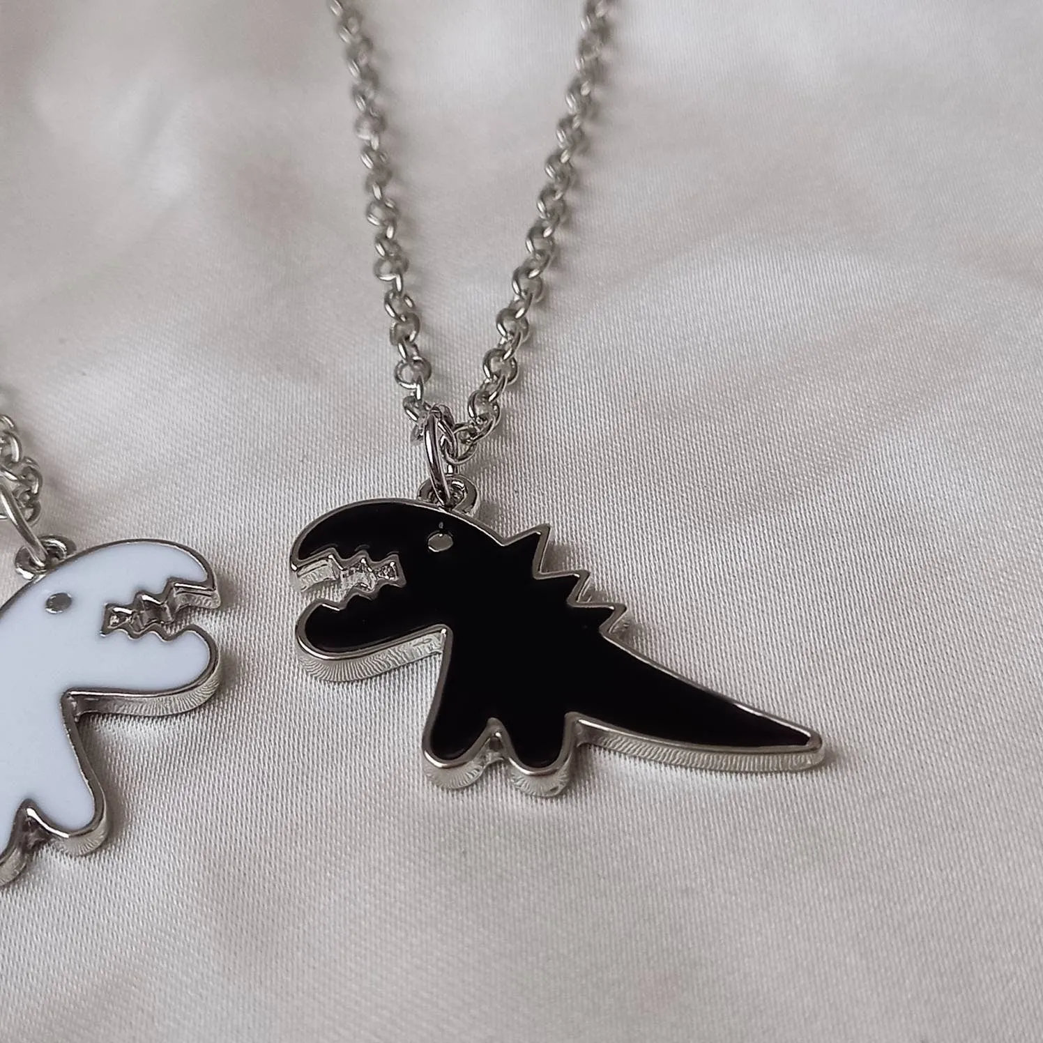 2 Piece Dinosaur Friendship Necklace Set - Bestie Necklace,Matching Necklaces,2 Best Friends Necklace,Novelty Friendship Necklace Set,Gift