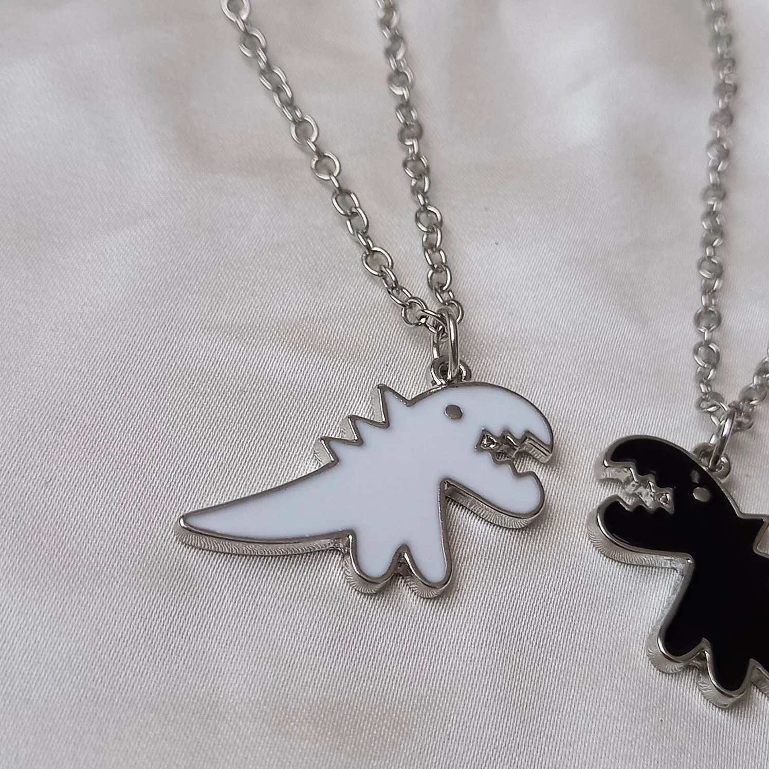 2 Piece Dinosaur Friendship Necklace Set - Bestie Necklace,Matching Necklaces,2 Best Friends Necklace,Novelty Friendship Necklace Set,Gift