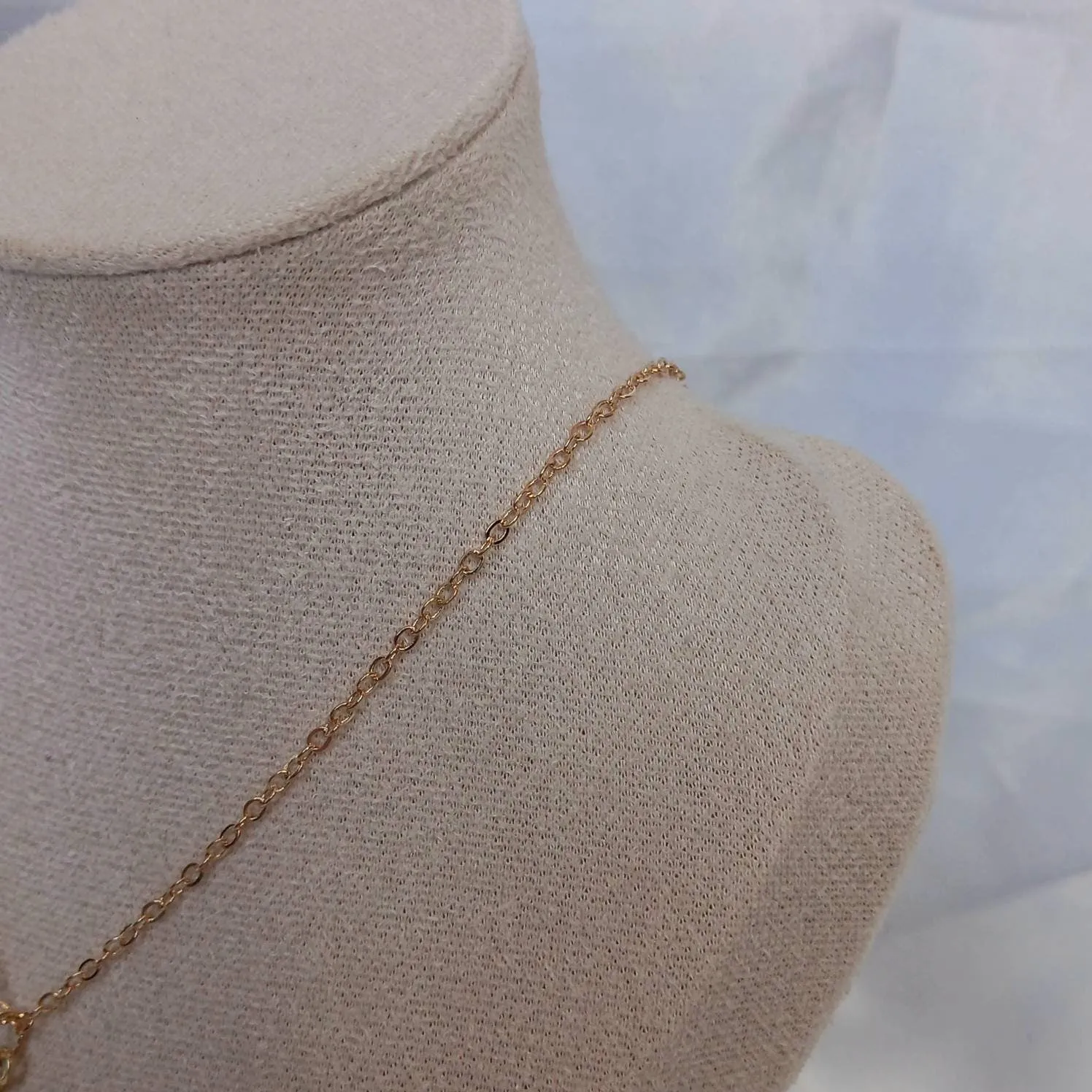 Daisy Charm Necklace - Pearl Jewellery,Gold Flower Necklaces In The UK,Ladybug Necklaces,Daisy Jewelley In The UK,Gold Necklaces In The UK