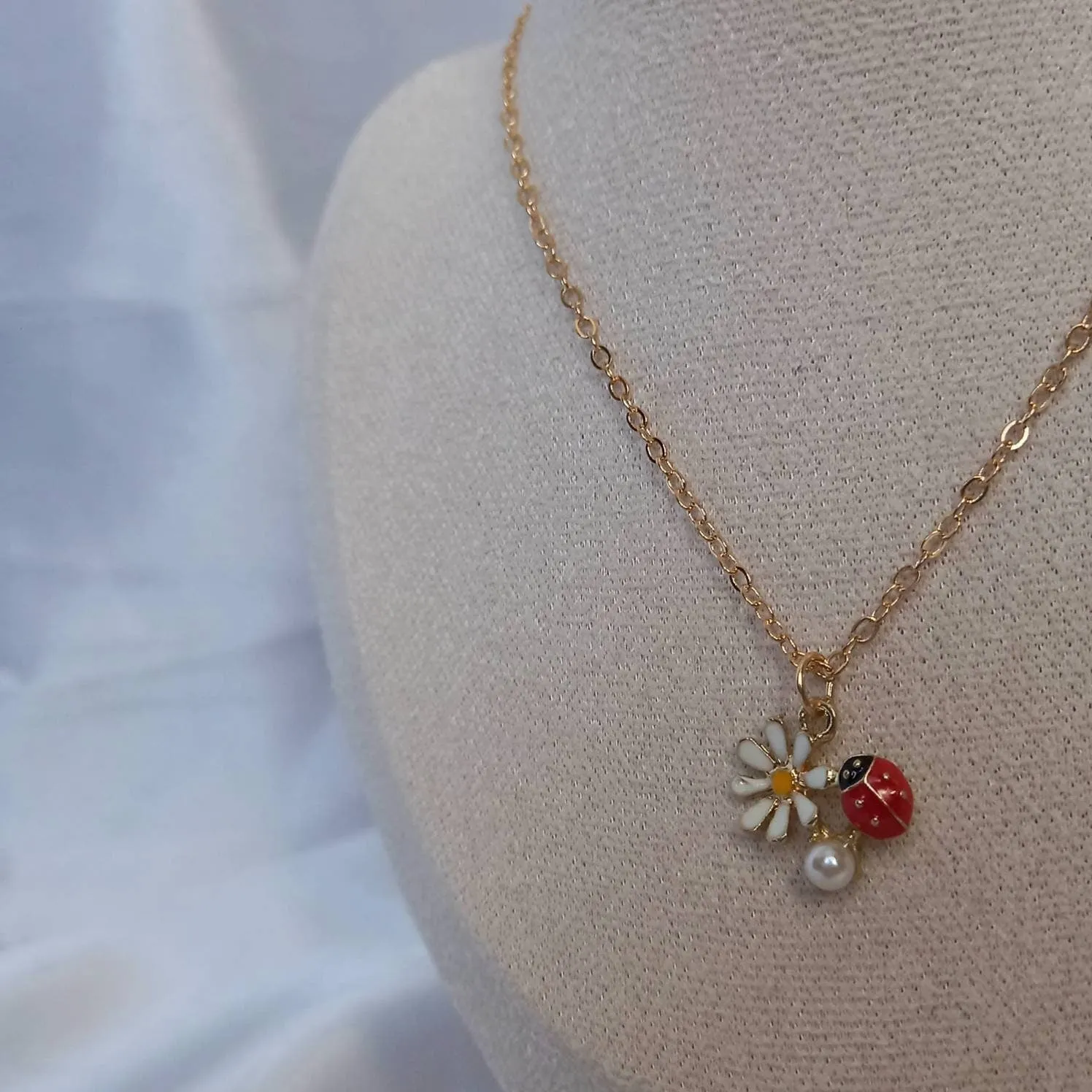 Daisy Charm Necklace - Pearl Jewellery,Gold Flower Necklaces In The UK,Ladybug Necklaces,Daisy Jewelley In The UK,Gold Necklaces In The UK