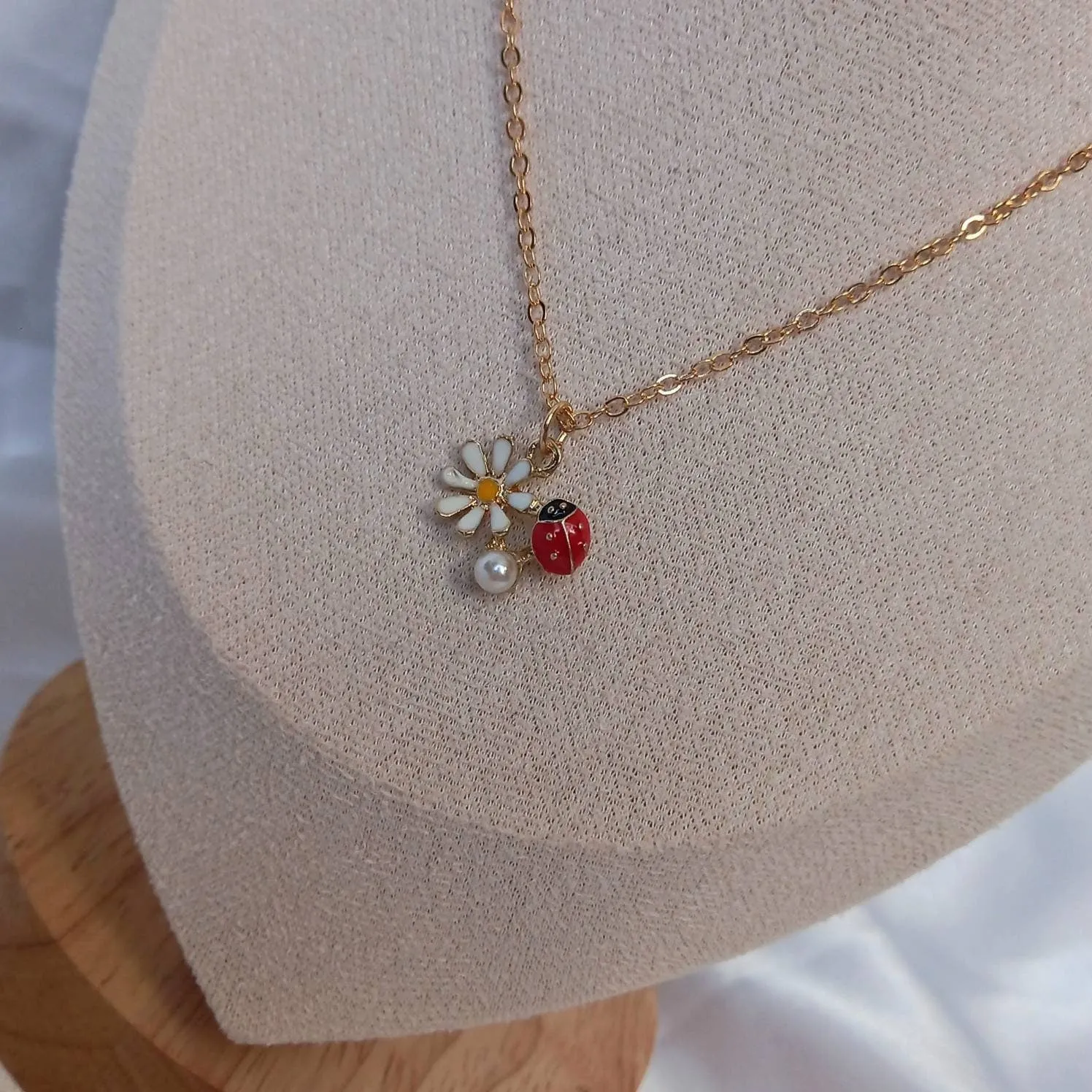 Daisy Charm Necklace - Pearl Jewellery,Gold Flower Necklaces In The UK,Ladybug Necklaces,Daisy Jewelley In The UK,Gold Necklaces In The UK
