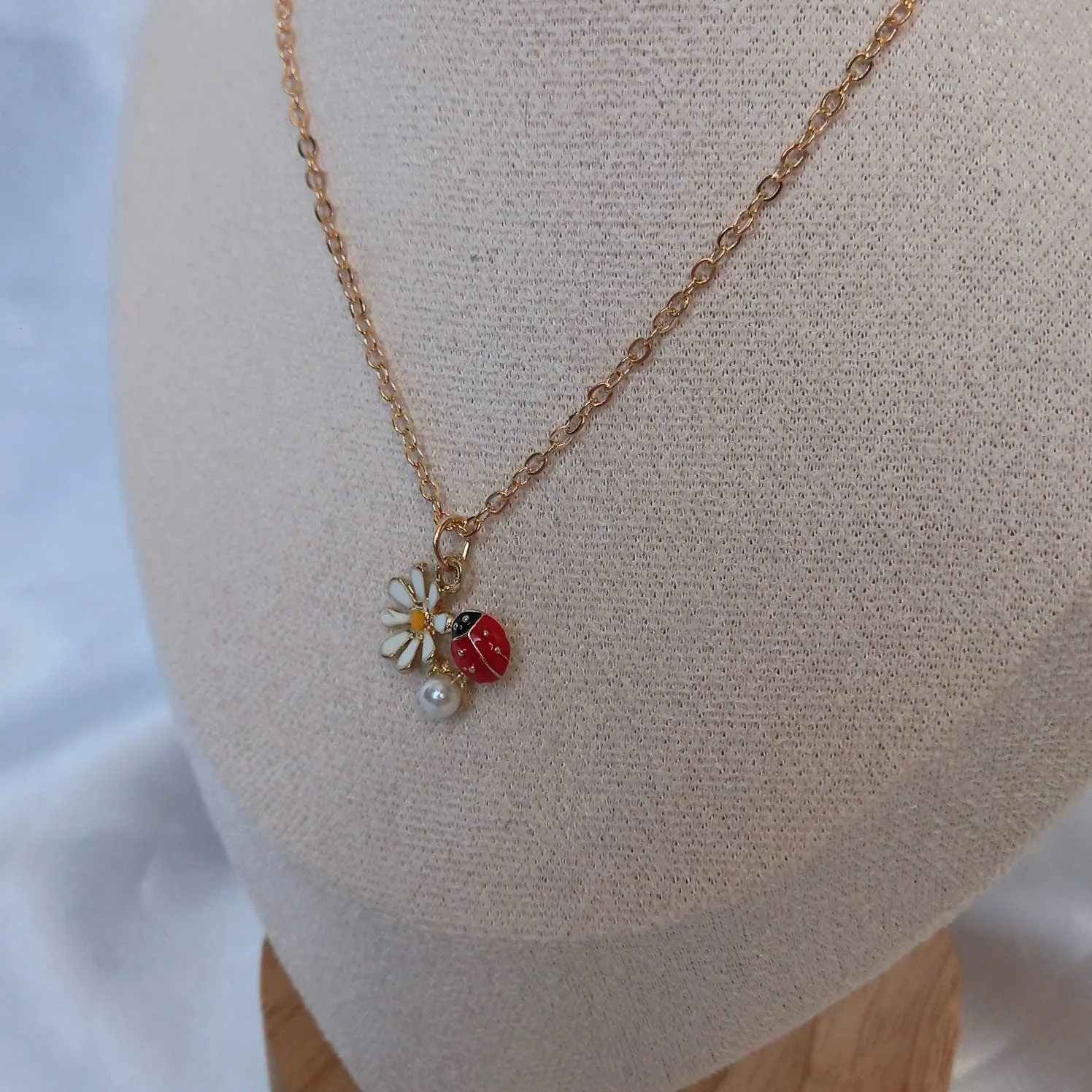 Daisy Charm Necklace - Pearl Jewellery,Gold Flower Necklaces In The UK,Ladybug Necklaces,Daisy Jewelley In The UK,Gold Necklaces In The UK