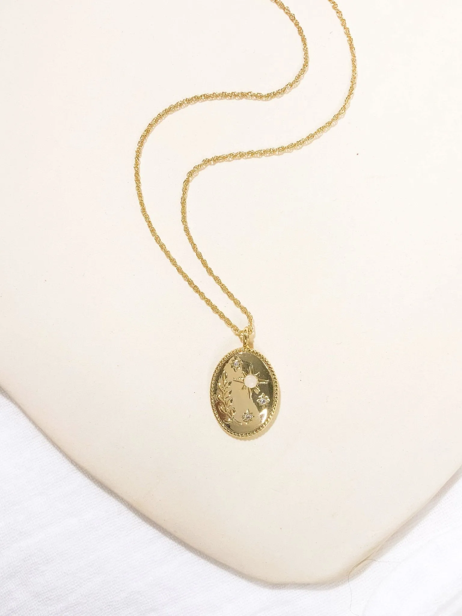 Daphne Pendant Necklace - Gold