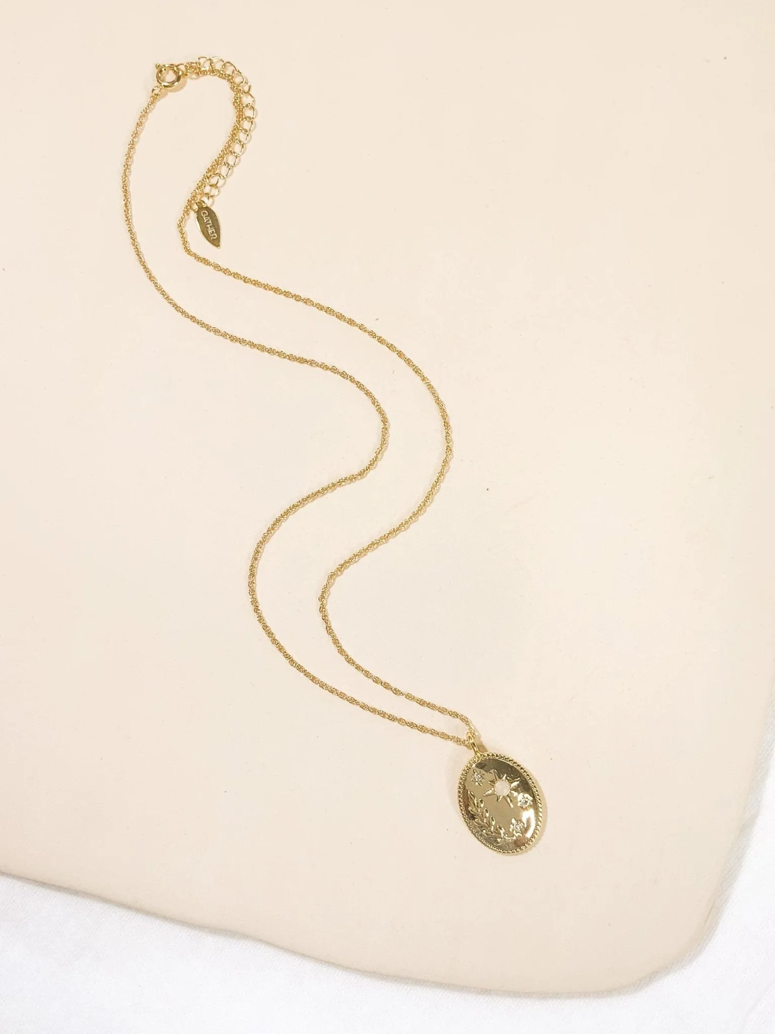 Daphne Pendant Necklace - Gold