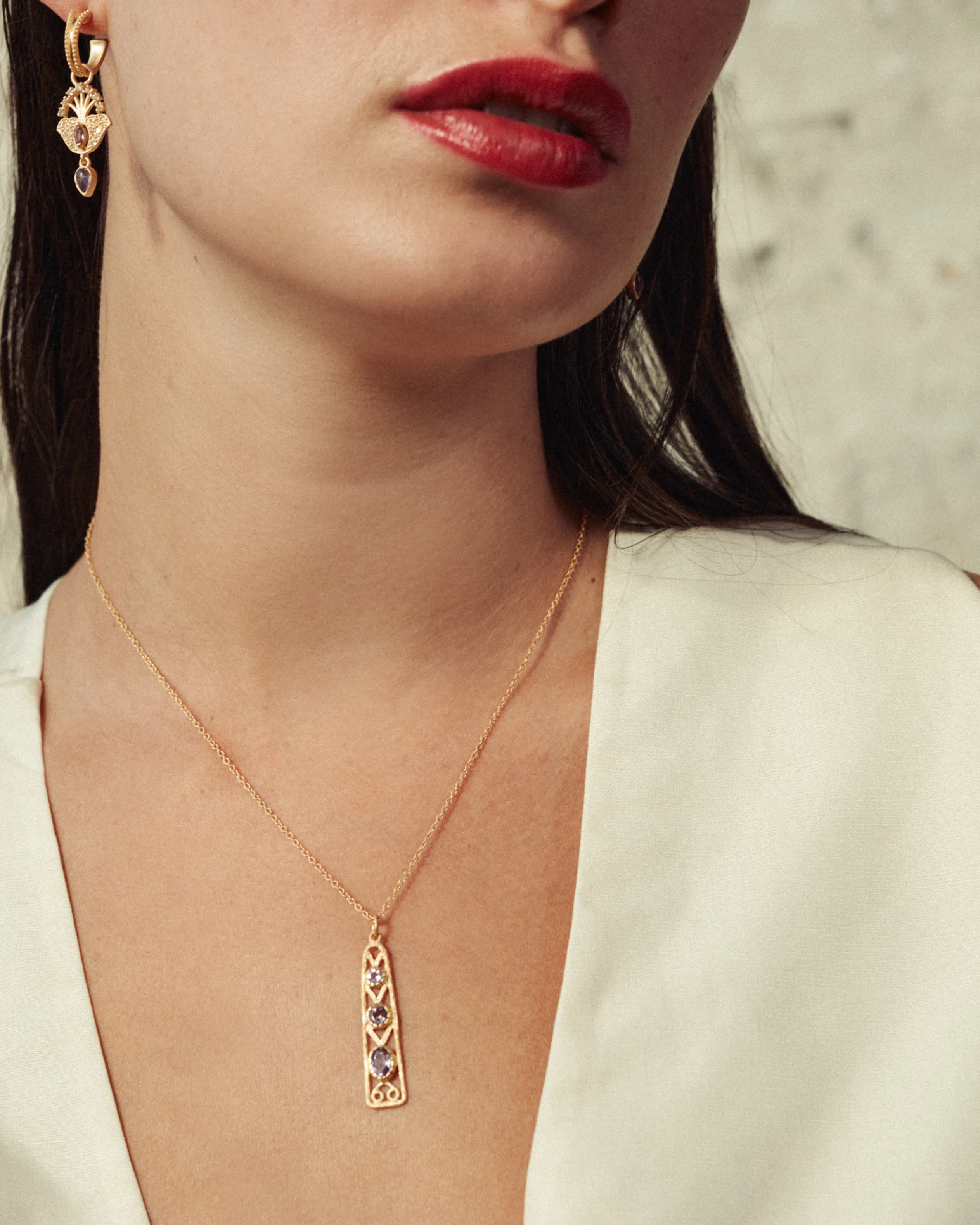 Delta pendant with iolite