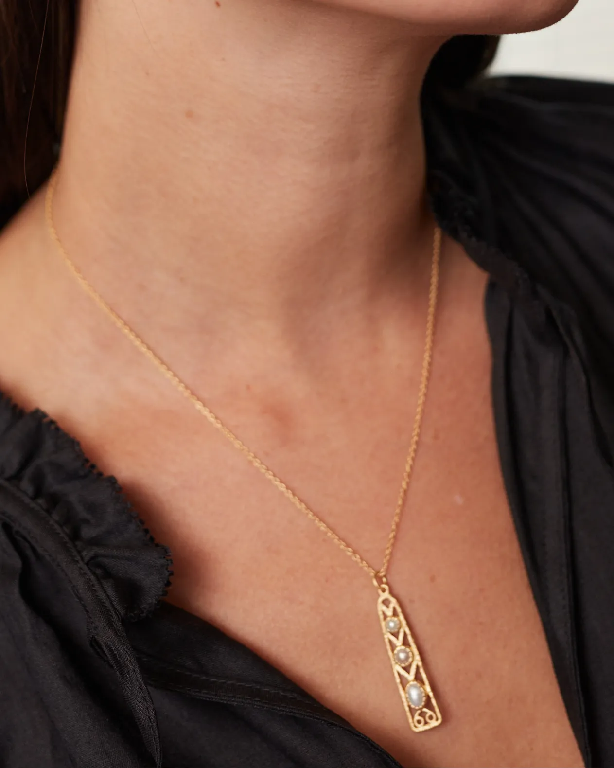 Delta pendant with pearl