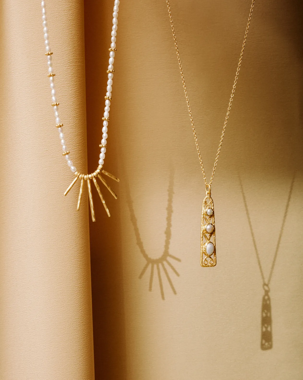Delta pendant with pearl