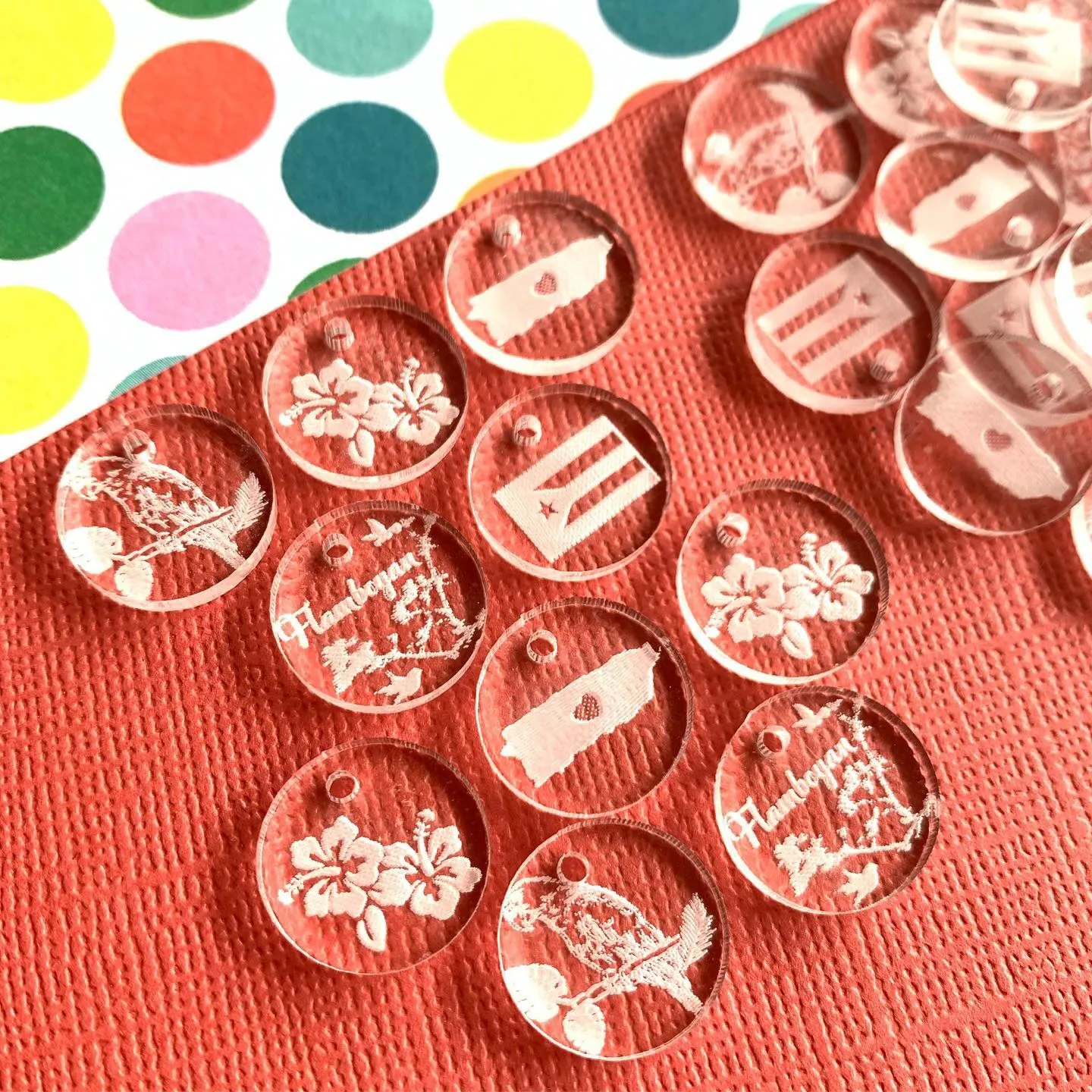 Puerto Rican symbols - 10 pieces, 15mm / Símbolos de Puerto Rico - 10 piezas, 15mm
